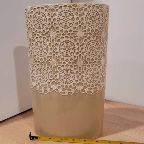 Elegant Tan and White Lace Design Vase - Picture 4 of 8